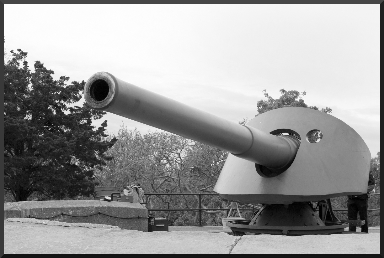 Modern photo of the M1903 6-inch gun at Battery Gunnison/New Peck